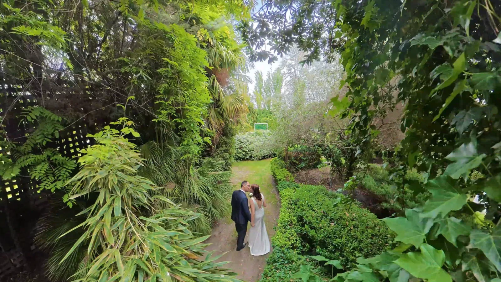 Beso en el jardín