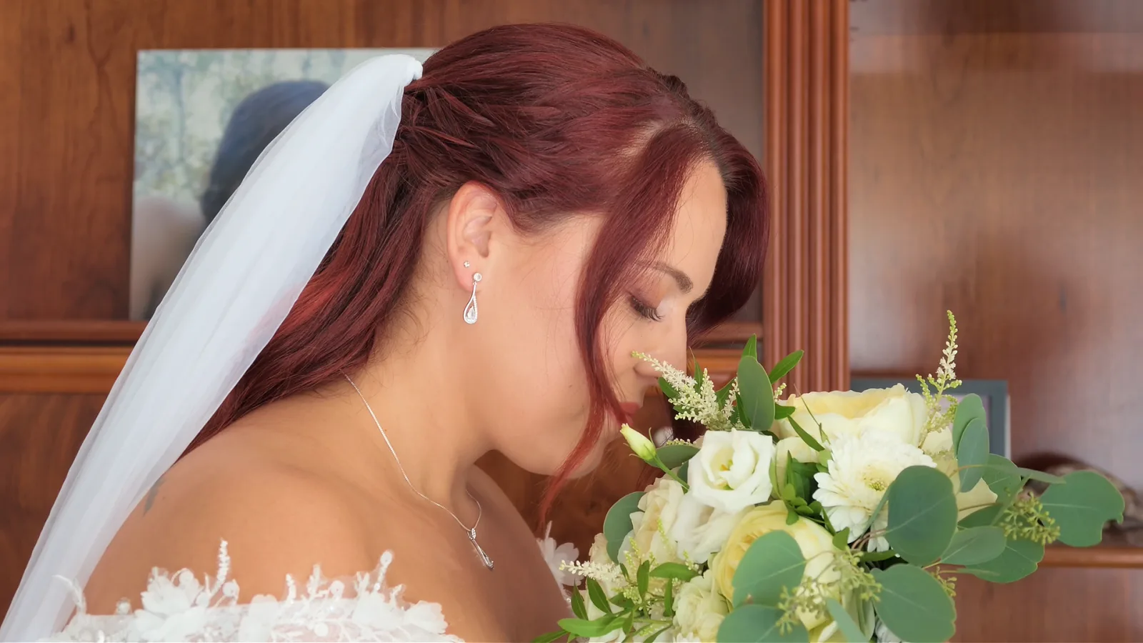 Novia con el ramo de flores