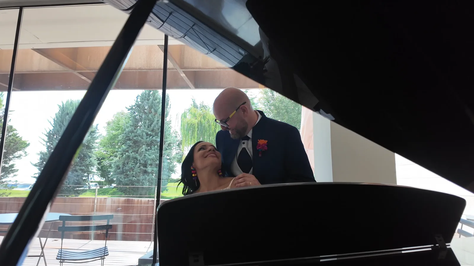 Junto al piano