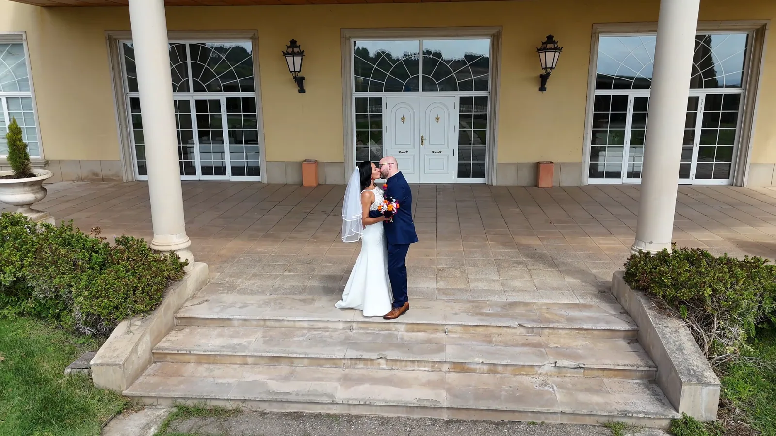 Beso en el porche