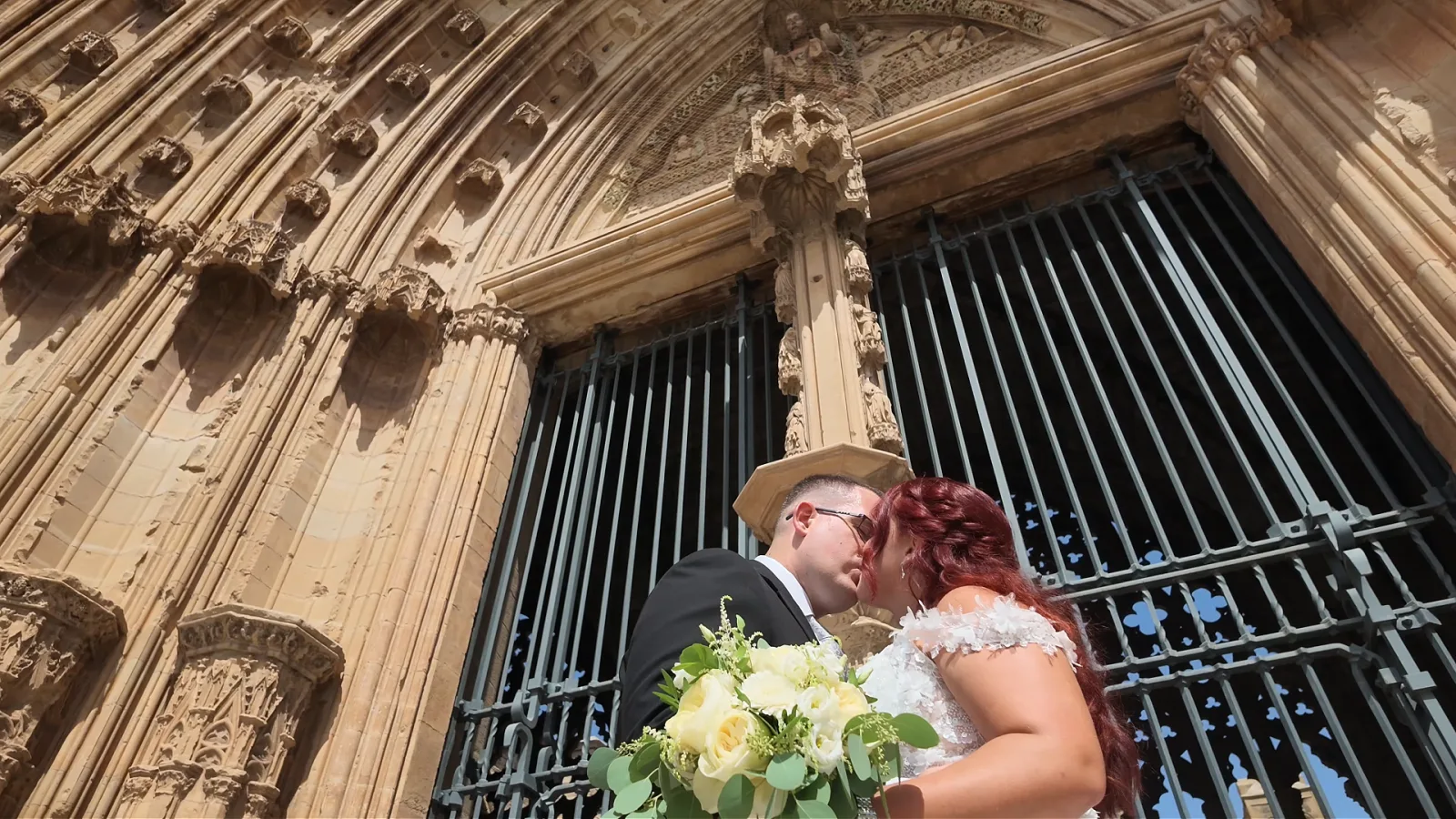 Beso bajo el pórtico