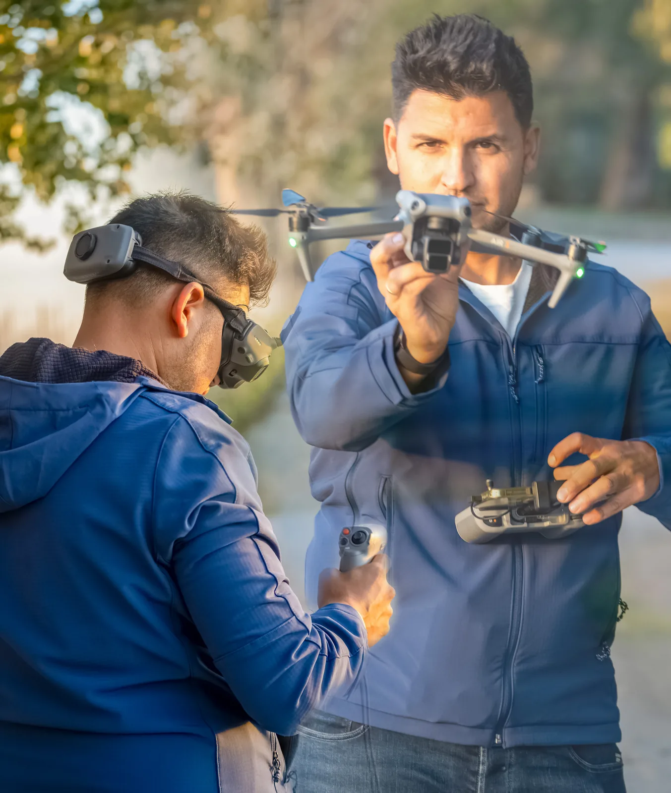Darek y Antherson trabajando, uno con las gafas del dron y otro con la cámara